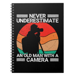 Caderno Espiral Nunca Subestime Um Homem Velho Com Uma Câmera