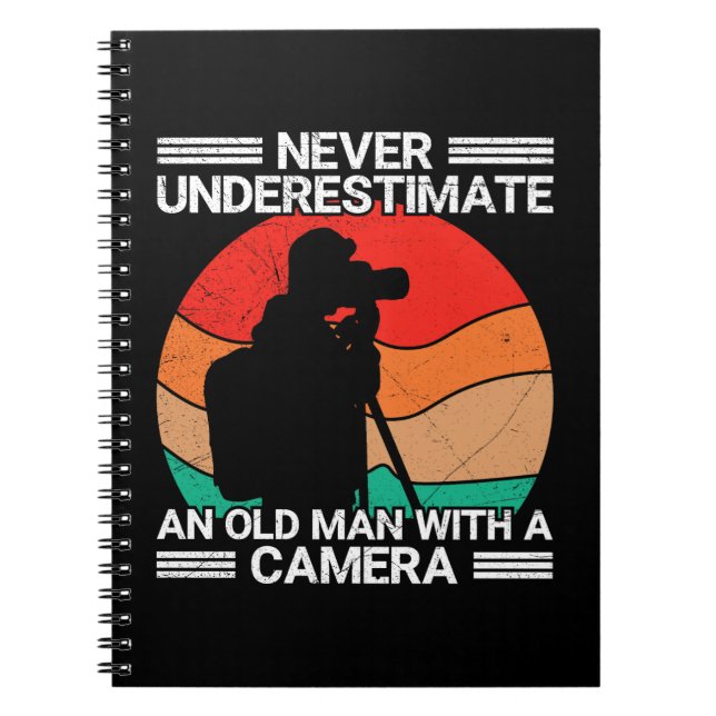 Caderno Espiral Nunca Subestime Um Homem Velho Com Uma Câmera (Frente)