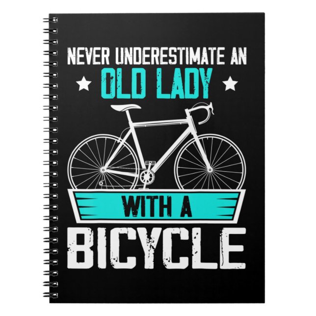 Caderno Espiral Nunca Subestime Uma Velha Com Uma Bicicleta, Mas (Frente)