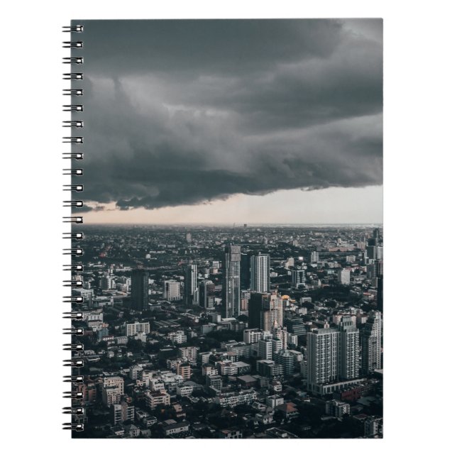 CADERNO ESPIRAL NUVEM ESCURA ACIMA DOS EDIFÍCIOS DA CIDADE (Frente)