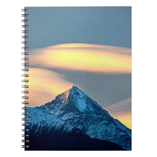 Caderno Espiral Nuvens Únicas Sobre Montanhas Cobertas de Neve (Frente)