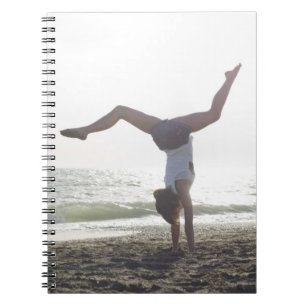 Caderno Espiral O adolescente executa o repto ginástico, mamã