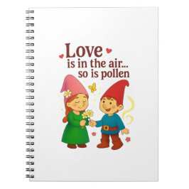 Caderno Espiral O Amor Está no Ar… Assim Como o Gnome do Pólen
