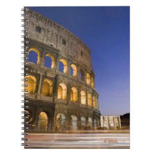 Caderno Espiral o ampitheatre de Colosseum iluminado na noite