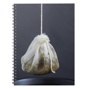 Caderno Espiral O saco de chá está pendurado numa xícara