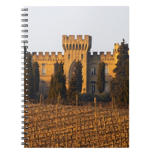 Caderno Espiral O vinhedo com videiras do syrah e o castelo (Frente)