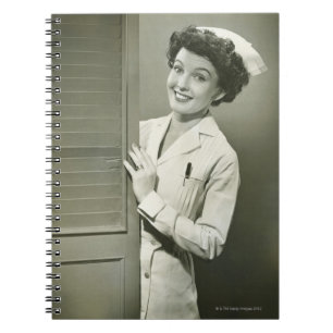 Caderno Espiral Olhando a enfermeira
