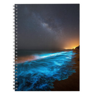 Caderno Espiral Ondas Bioluminescentes Sob Foto De Céu Estrelado