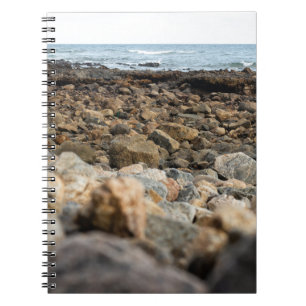 Caderno Espiral Ondina Shoreline: Rugged Coastal Stone Landscape