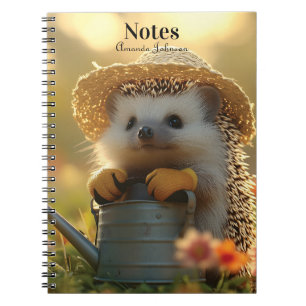 Caderno Espiral Ouriço Adorável Jardineiro em um Campo de Flores