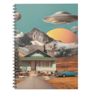 Caderno Espiral OVNI Surrealista Sobre Casa Rústica
