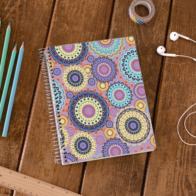 Caderno Espiral Padrão Geométrico Mandala Boho Roxo (Colorful mandala spiral notebook with vibrant purple background and bold boho geometric pattern desi)