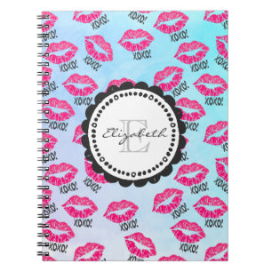Caderno Espiral Padrão XOXO com Monograma de Lábios Kissy Rosa Na 