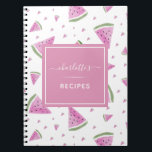 Caderno Espiral Padrões de Melancia de Aquarela Cuta - Coloração S<br><div class="desc">Este lindo notebook com um padrão de melancia doce e texto personalizado daria um presente maravilhoso para alguém,  que adora cozinhar! Adicione facilmente o nome desejado clicando na opção "personalizar este modelo".</div>