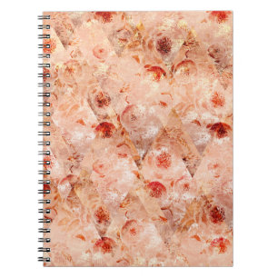 Caderno Espiral Padrões florais fortes. Fundo de coral.