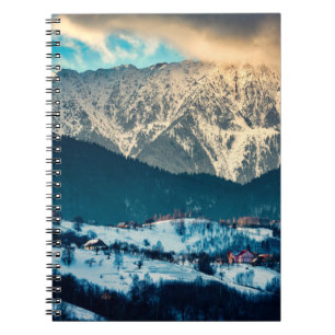 Caderno Espiral Paisagem de inverno na Montanha Cárptica. Bran, Ro
