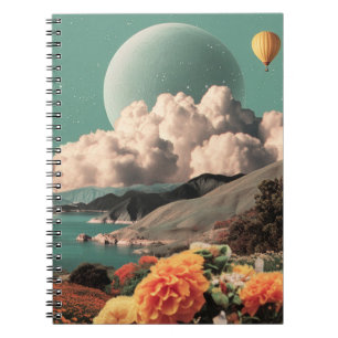 Caderno Espiral Paisagem Montanhosa Surrealista com Planetas e Nuv