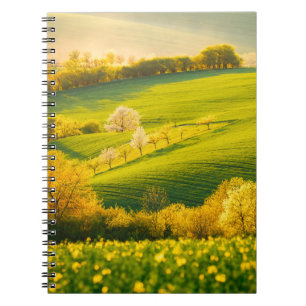 Caderno Espiral Paisagem rural tranquila em raios solares. Belo so