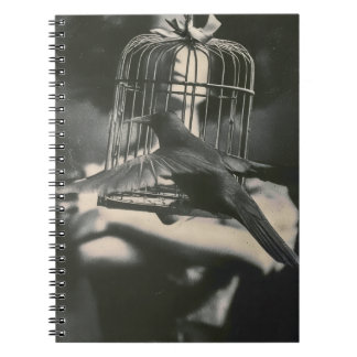 Caderno Espiral Passaro e Senhora Caged Surrealista Preto e Branco