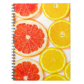 Caderno Espiral Pedaços de citrinos de cor gradiente em fundo bran