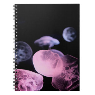 CADERNO ESPIRAL PEIXE BRANCO NA ÁGUA COM FUNDO PRETO