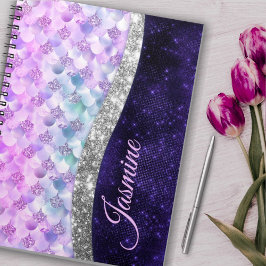 Caderno Espiral Pele de sereia roxo prata falso brilho monograma