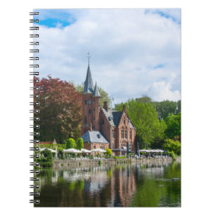 Caderno Espiral Pequeno castelo perto do lago em Bruges, Bélgica