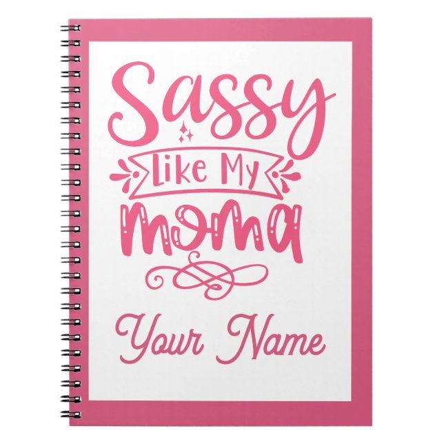 Caderno Espiral Personalizado Rosa "Mama Sassy"  (Frente)