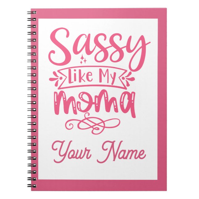 Caderno Espiral Personalizado Rosa "Mama Sassy"  (Frente)