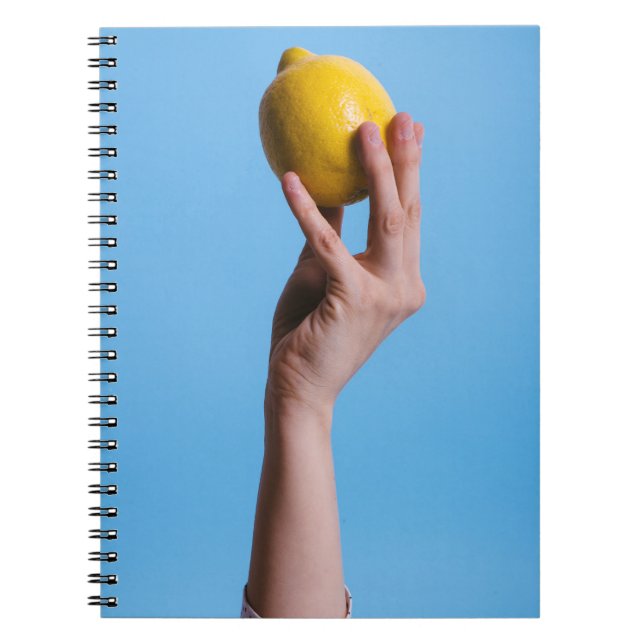 Caderno Espiral Pessoa que segura limão (Frente)
