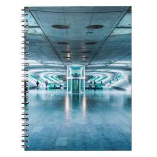 CADERNO ESPIRAL PESSOAS CAMINHANDO NO TÚNEL