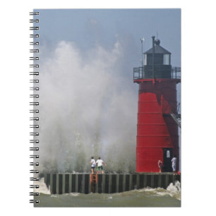 Caderno Espiral Pessoas no quebra-mar assistem a grandes ondas que