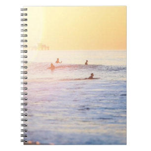 Caderno Espiral Pessoas surfando na praia