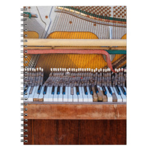 Caderno Espiral piano antigo com a tampa desligada. Um dilapidado