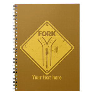 Caderno Espiral Placa de trânsito engraçada com bifurcação na estr