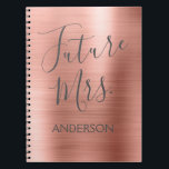 Caderno Espiral Planejador do Chá de panela Rosa Dourado da Sra. R<br><div class="desc">Futuro,  Sra. Rosa Dourada Blush Cor-de-rosa-rosa-esbranquiçado com metal sem manchas,  Planner de Notebook de Aço Metálico sem manchas para Planejamento de Casamentos. O notebook é perfeito para a noiva ser. O nome no notebook pode ser atualizado com o sobrenome.</div>