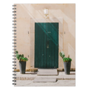 CADERNO ESPIRAL PLANTA DE CACTÃO VERDE PERTO DA PORTA VERDE