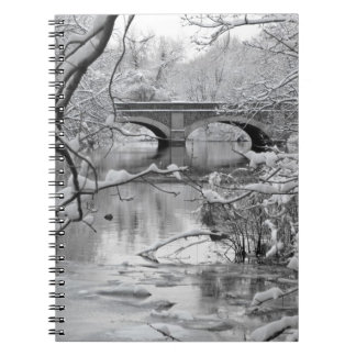 Caderno Espiral Ponte do arco sobre o rio congelado no inverno