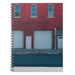 CADERNO ESPIRAL PORTAS DE GARAGEM BRANCA FECHADAS DURANTE O DIA