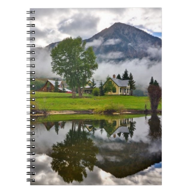 Caderno Espiral Pouca casa na névoa no lago (Frente)
