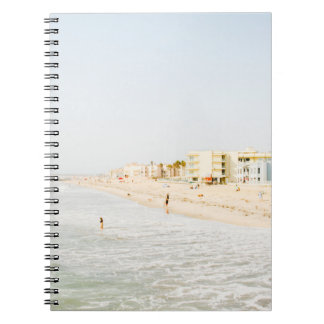CADERNO ESPIRAL PRAIA PERTO DA CONSTRUÇÃO NO DIA
