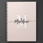 Caderno Espiral Presente com nome em monograma personalizado com e<br><div class="desc">Caderno de presente elegante e moderno com seu nome personalizado e monograma em um design de caligrafia de letra à mão moderno em rosa discreto e preto, este design dirigido pela tipografia é um ótimo presente para colegas de trabalho, professores, treinadores, namoradas, namorados, esposas, filhas ou qualquer outro membro do...</div>