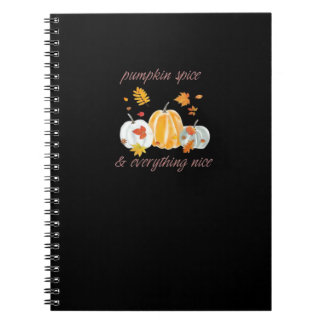 Caderno Espiral Pumpkin Spice e tudo o que é bom slogan