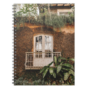 CADERNO ESPIRAL QUADRO DE JANELA DE MADEIRA BRANCA NA PAREDE CONCR