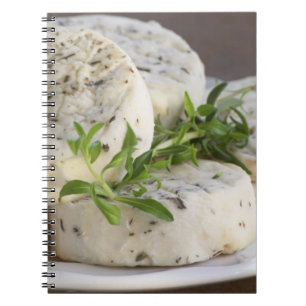 Caderno Espiral Queijo de cabra francês - chevre - com ervas em um