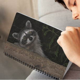 Caderno Espiral Raccoon Peeking da Foto de Atrás da Árvore