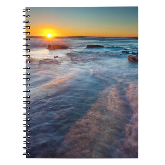 Caderno Espiral Raios de sol iluminam o Oceano Pacífico (Frente)