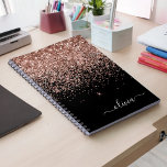 Caderno Espiral Rapariga do Monograma de Script Brilhante Cor-de-r<br><div class="desc">Preto e Rosa Dourado - Planeador de Notebook Espiral com Nome de Espiral do Script Glitter Brilhante Rosa Esbranquiçado. Isto faz o doce e perfeito aniversário de 16 anos, casamento, chá de panela, aniversário, chá de fraldas ou festa de solteira presente para alguém que ama luxo de luxo e estilos...</div>