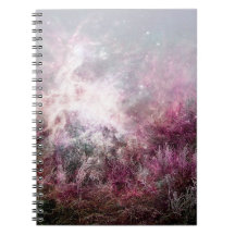 Região selvagem roxa mágica da nebulosa da poeira