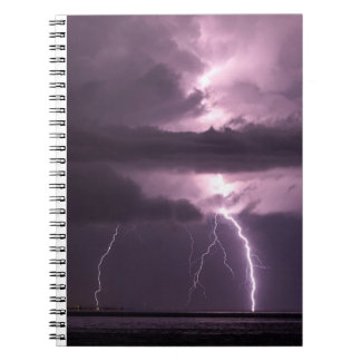 Caderno Espiral Relâmpago roxo